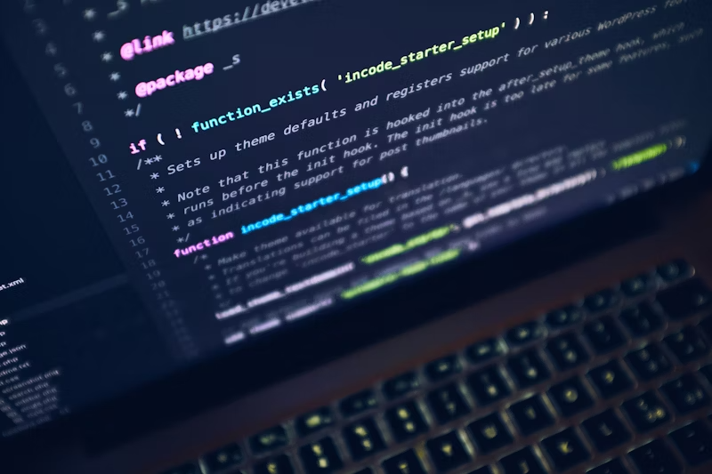 Código de programación en pantalla de computadora, resaltando funciones y comentarios, representando soluciones de automatización AI de Automatizalo.