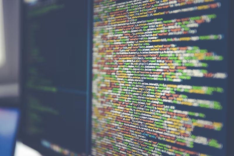Código de programación colorido en pantalla, representando automatización inteligente y soluciones de IA para negocios.